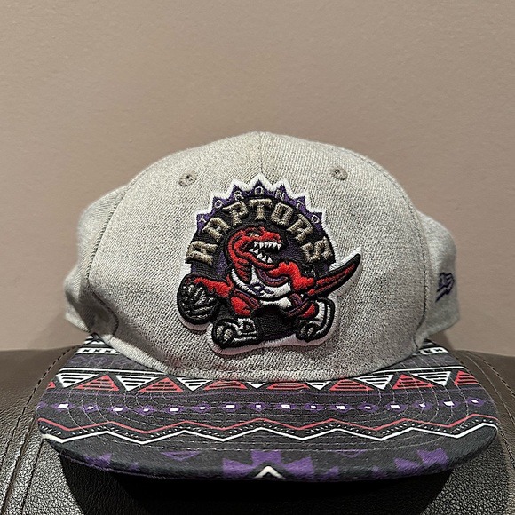 Toronto Raptors Wavy Classic Logo SnapBack Cap - Picture 1 of 1
